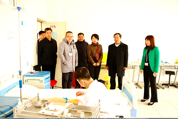 潘秀峰院长陪同来宾参观了我院医学实训中心,详细介绍了实训室建设